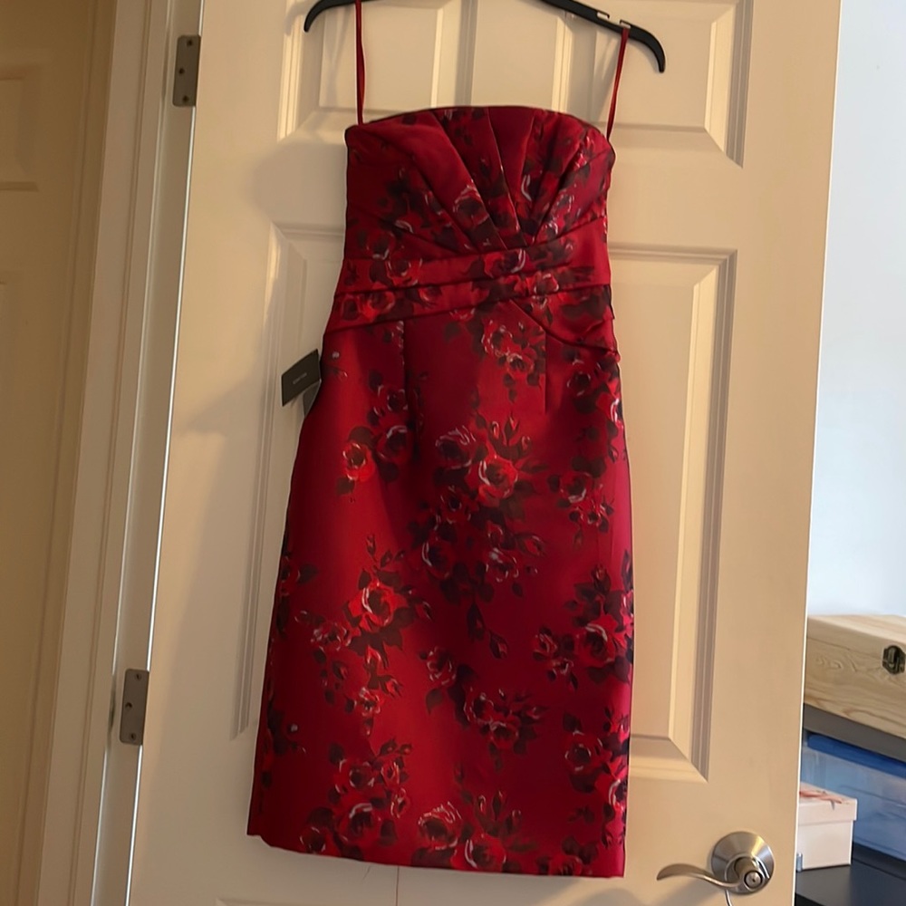 NWT Red rose pattern White House Black Market strapless dress. Size 0.